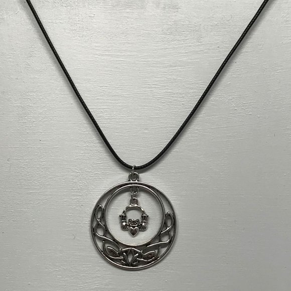Celtic Eternity Circle Claddagh Pendant Necklace B - Picture 3 of 8